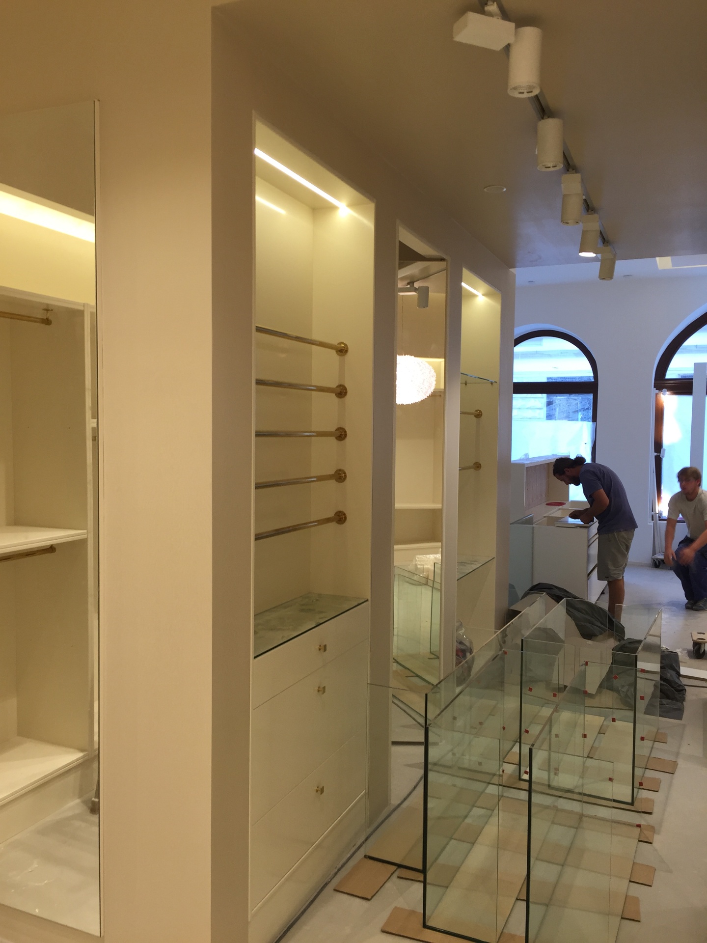 Luxusní butik — světlé stěny a podhledy